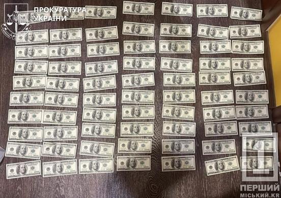 У Дніпропетровській області голова ВЛК та її підлеглі погоріли на хабарі в 10 000 доларів1