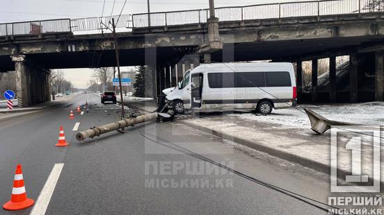 У Кривому Розі бус зніс електроопору: рух тролейбусів на ділянці заблоковано1