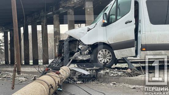 У Кривому Розі бус зніс електроопору: рух тролейбусів на ділянці заблоковано2