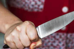 У Кривому Розі літня жінка встромила ножа у шию своєму співмешканцю0