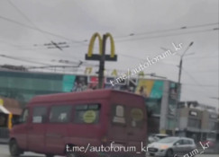 У Кривому Розі не розминулися на дорозі легковий автомобіль і бус1