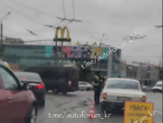 У Кривому Розі не розминулися на дорозі легковий автомобіль і бус0