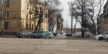 У Покровському районі міста не розминулися два автомобілі0