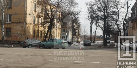 Удар «передками»: на Січеславській не розминулися Chevrolet і Geely1