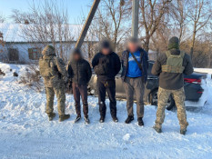 Ухилянт з Дніпропетровщини і його «однодумці» намагалися втекти за кордон на авто, але воно врізалося у стовп1