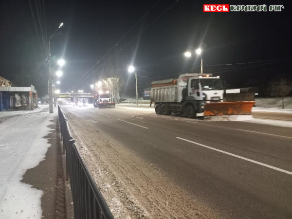 Снігоприбиральна техніка працює на вулицях Кривого Рогу