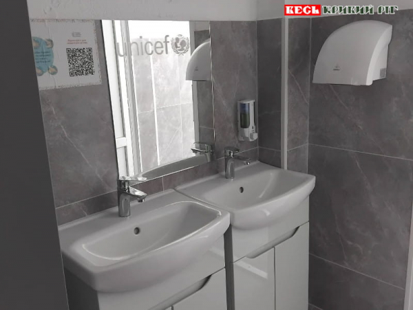 ЮНІСЕФ допоміг з ремонтом вбиралень у Криворізькому ліцеї №119