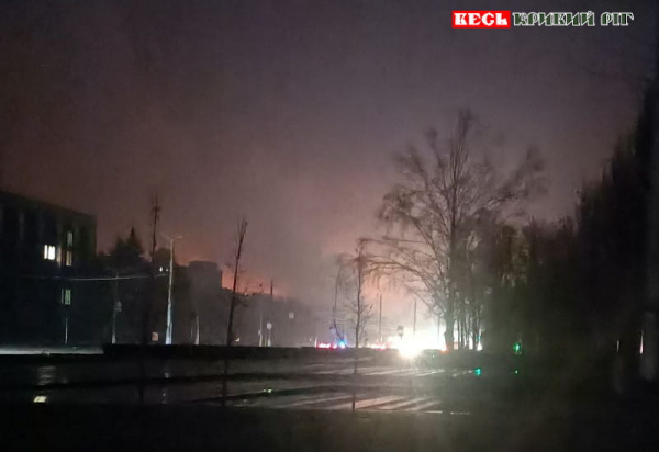 Нічний проспект Металургів в Кривому Розі без зовнішнього освітлення