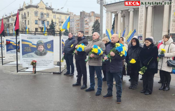 Покладання квітів до монумента Шевченку на пр. Поштовому в Кривому Розі в День Соборності