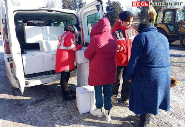 Набори для НС видає Червоний Хрест на Дзержинці в Кривому Розі