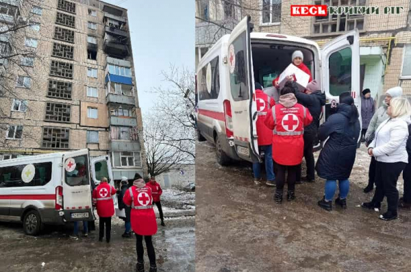 Волонтери Червоного Хреста видають проднабори на місці прильоту шахеду в Кривому Розі