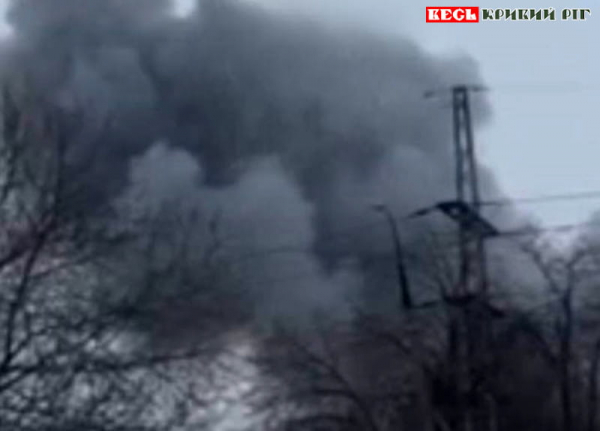 Густий дим на місці приліту ракети по Дзержинці в Кривому Розі