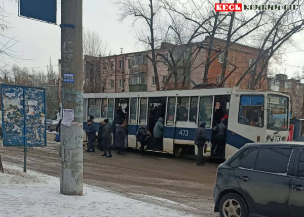 Пасажири сідають до трамваю №14 на вул. Соборності в Кривому Розі