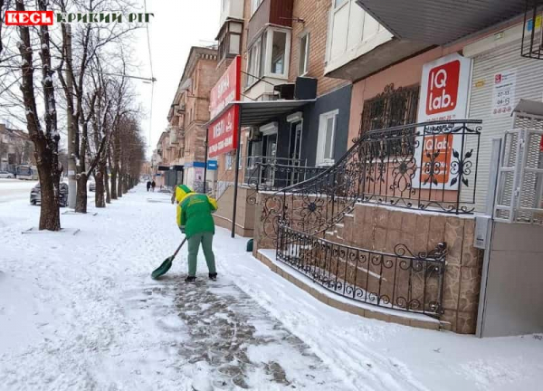 Прибирання снігу на тротуарах Кривого Рогу