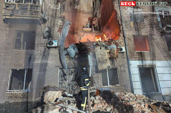 Рятувальники на місці ракетного удару по будинку в Кривому Розі