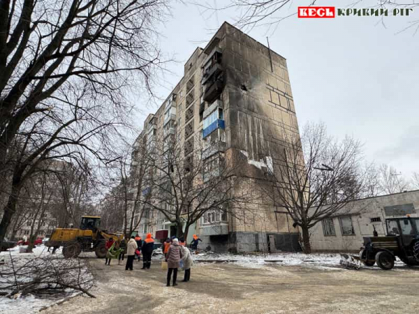 Комунальники наводять лад на місці прильоту шахеда по 9-поверхівці в Кривому Розі