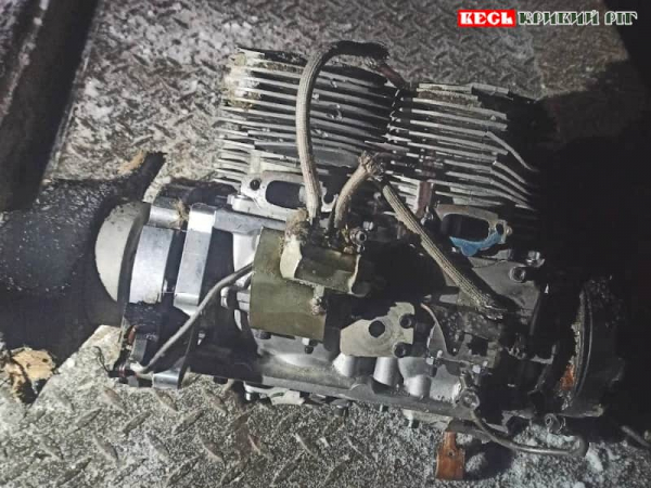 Двигун збитого шахеда на снігу