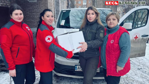 Волонтери Червоного Хреста передають одяг для ув&rsquo;язнених в СІЗО в Кривому Розі