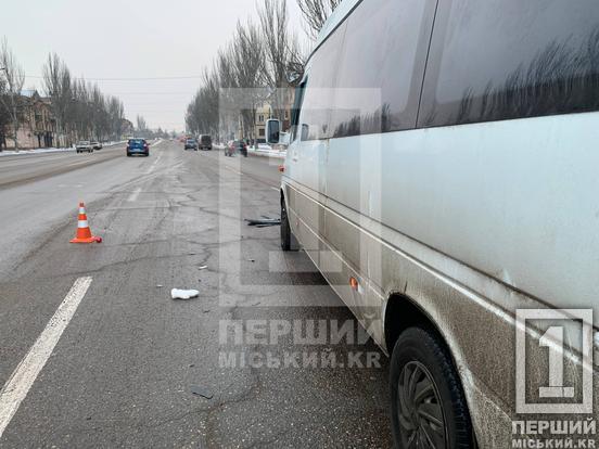 Від удару зім’яло капот і розбилося лобове: неподалік «Піонеру» містянку збила маршрутка4