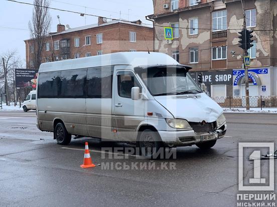 Від удару зім’яло капот і розбилося лобове: неподалік «Піонеру» містянку збила маршрутка1