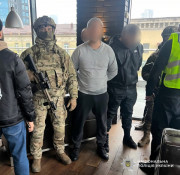 Вимагали 35 тисяч доларів та змушували продати авто: на Дніпропетровщині затримали двох зловмисників0