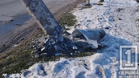 Зім’яло фактично все: біля таксопарку Hyundai зніс електроопору3