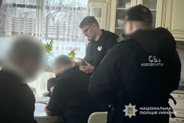 10 тисяч доларів США за непридатність до служби: на Дніпропетровщині судитимуть лікарку та її сина0