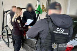 10 тисяч доларів США за непридатність до служби: на Дніпропетровщині судитимуть лікарку та її сина2