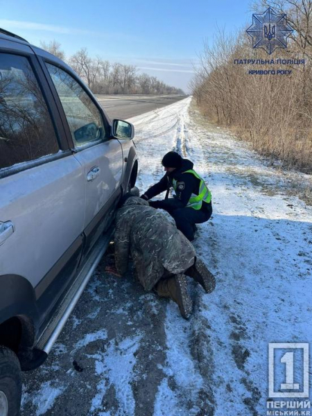 Допомога прийшла вчасно: на трасі Н11 криворізькі патрульні виручили водія з пробитим колесом1