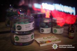 Двоє криворіжців налагодили  продаж наркотиків  через мережу магазинів: правоохоронці вилучили у зловмисників психотропів на суму понад 20 млн грн0