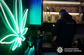 Двоє криворіжців налагодили  продаж наркотиків  через мережу магазинів: правоохоронці вилучили у зловмисників психотропів на суму понад 20 млн грн1