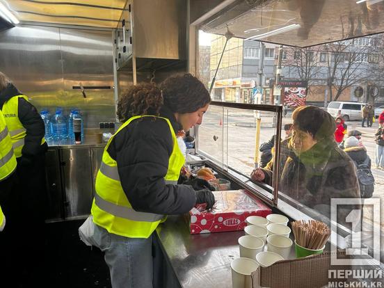 Енергія «Трійки» у Кривому Розі: ветерани 3-ї ОШБр приїхали зігріти й «зарядити» містян та їх гаджети1