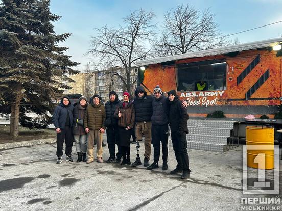 Енергія «Трійки» у Кривому Розі: ветерани 3-ї ОШБр приїхали зігріти й «зарядити» містян та їх гаджети6