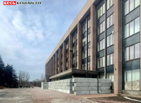 Бетонними блоками огородили головний вхід до мерії в Кривому Розі