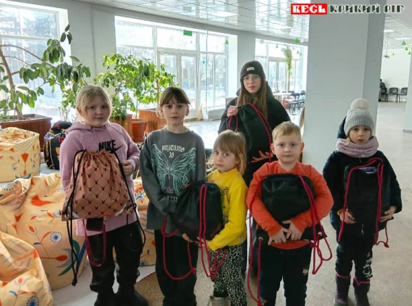 Освітні набори видали дітям волонтери Карітас Кривий Ріг