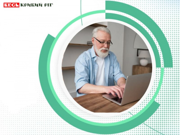 пенсіонер за ноутбуком