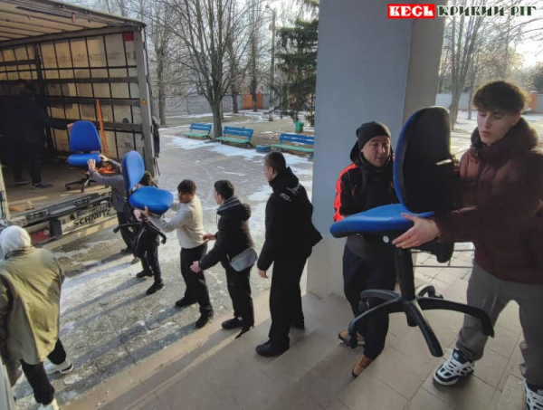 Меблі від «Янголів спасіння» розвантажують в Криворізькому ліцеї «Джерело»