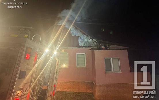 Ледь не згорів уві сні: у Кривому Розі патрульні врятували чоловіка з палаючого будинку