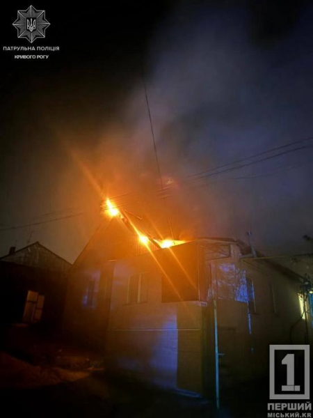 Ледь не згорів уві сні: у Кривому Розі патрульні врятували чоловіка з палаючого будинку1