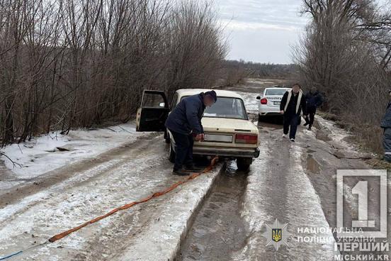 Льодова сльота стала серйозною перешкодою: на Криворіжжі поліцейський витягнув автівки з глибоких ям2