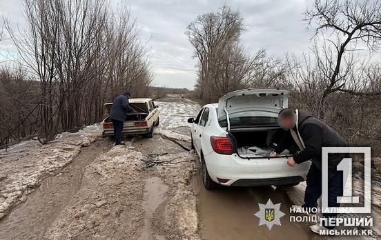 Льодова сльота стала серйозною перешкодою: на Криворіжжі поліцейський витягнув автівки з глибоких ям