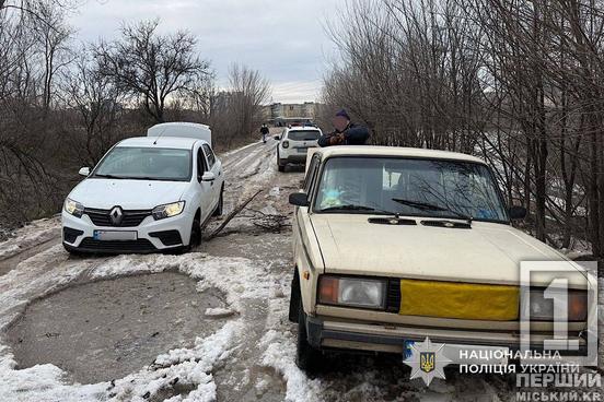 Льодова сльота стала серйозною перешкодою: на Криворіжжі поліцейський витягнув автівки з глибоких ям1