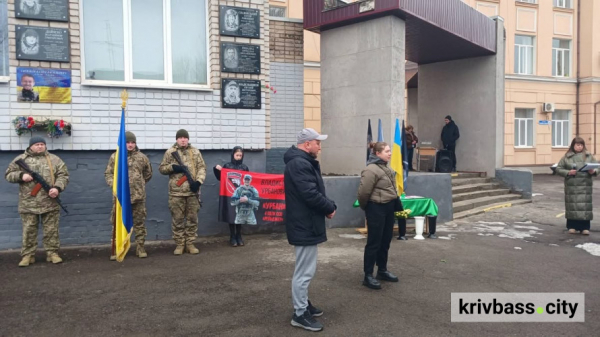 Меморіальні дошки на честь Героїв: у криворізькій гімназії вшанували полеглих випускників2