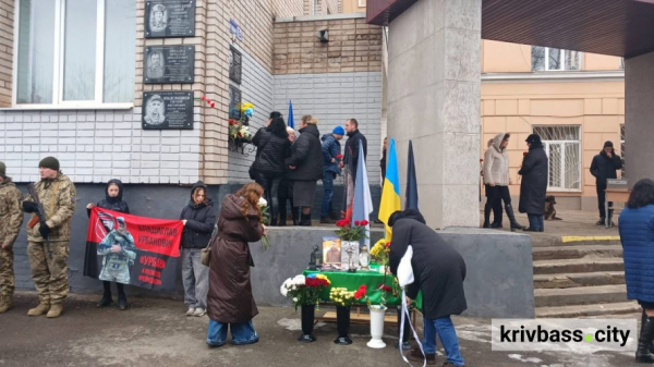 Меморіальні дошки на честь Героїв: у криворізькій гімназії вшанували полеглих випускників5