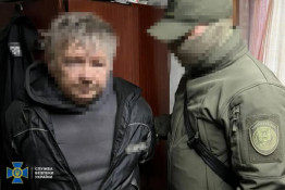 На Дніпропетровщині чоловік наводив повітряні атаки рашистів по об’єктах оборонно-промислового комплексу, залучивши до цієї діяльності свого неповнолітнього сина0