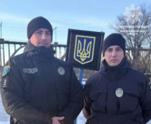 На Дніпропетровщині патрульні визволили лебедя з крижаної пастки3