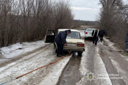 На Криворіжжі правоохоронець допоміг водіям вибратися із снігової пастки на дорозі  6