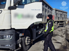 На Криворіжжі правоохоронець допоміг водіям вибратися із снігової пастки на дорозі  1