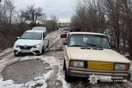 На Криворіжжі правоохоронець допоміг водіям вибратися із снігової пастки на дорозі  5