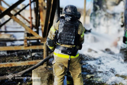 На Криворіжжі правоохоронець допоміг водіям вибратися із снігової пастки на дорозі  4